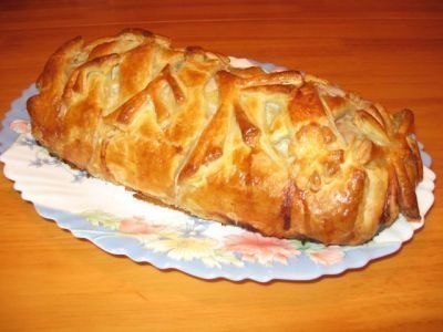 Мясной рулет в тесте по-домашнему.Ингредиенты:- 50 г сливочного масла- 1 нарезанная крупная ...