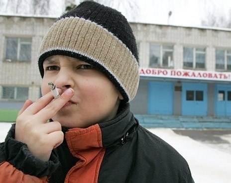 Он шел по улице, темнело, падал снег. Он достал последнюю сигарету и закурил. Сделал музыку громче, ...