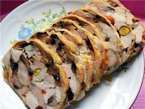 Куриный рулет «Праздничный».Ингредиенты:- курица,- грибы обжаренные,- фисташки,- приправы - ...
