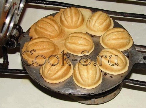 "ОРЕШКИ" СО СГУЩЕНКОЙ.Ингредиенты:3 яйца200 г масла150 г сахара3 стакана муки соль на ...