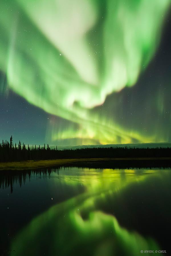 Сияние молнии. Aurora Borealis Северное сияние. Изумрудное Северное сияние. Севкпере сияние. Полярное сияние это природное явление.