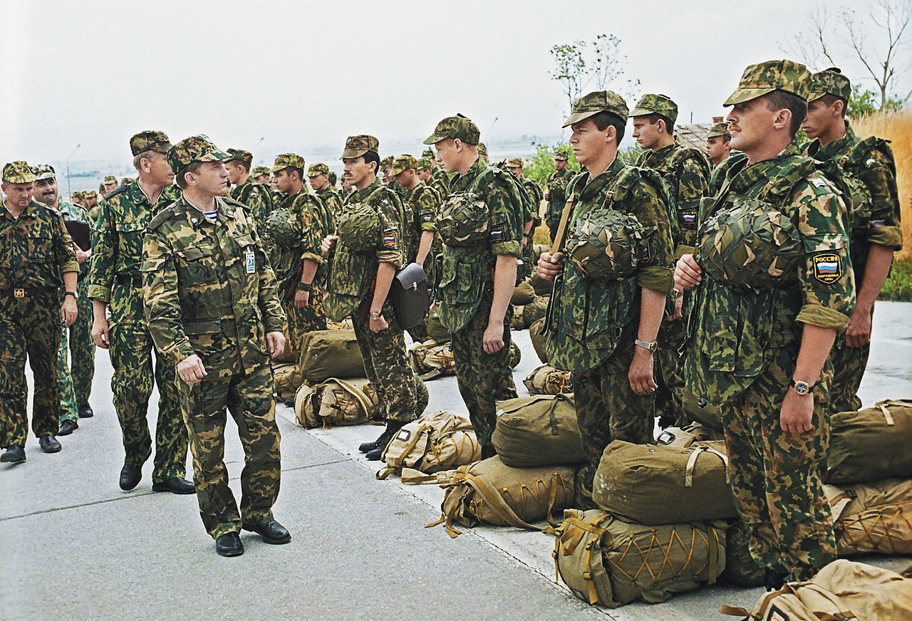 Десантники в приштине. Аэропорт "Слатина", 1999. Миротворцы. Российские миротворцы в Косово 1999. 1995-1997 Миротворцы. Приштина Слатина 1999 год.