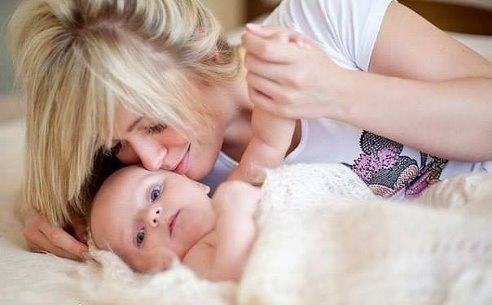 Поцелуя нет приятней, И слюна здесь не вредит! И момента нет забавней, Обнимает и сопит… Так и ...