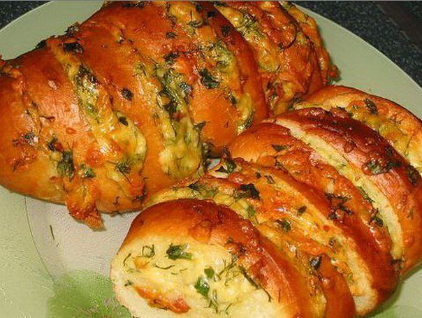 Батон запеченный с сыром и чесноком.Ингредиенты:- 1
