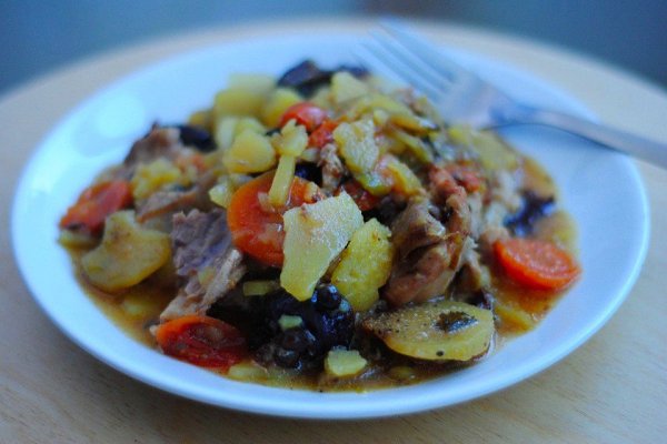 Жаркое из курицы с черносливом в горшочке.Время приготовления: 40 минутКоличество: 4 ...