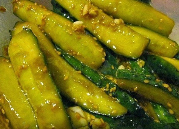 Закусочные огурцы с кунжутом.Ингредиенты :свежих огурцов 1 кг 1 чайная ложка соли2 столовых ложки ...