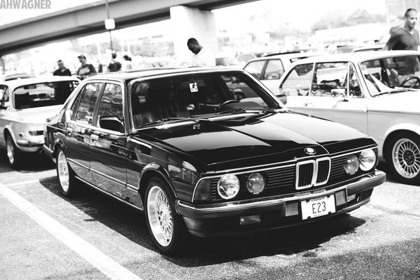 BMW 7-s (E23).