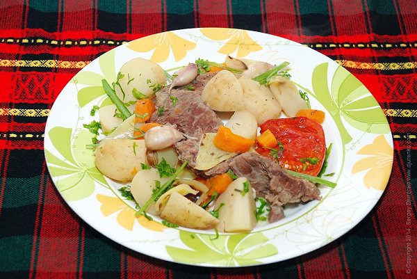 Говядина с овощами.Ингредиенты:Говядина без костей - 400 гМолодой картофель - 4-5 шт.Морковка - 1 ... - 9