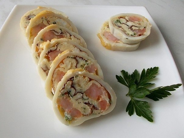 Кальмары, фаршированные омлетом и шампиньонами. На 100 г-142 ккал. Необходимо: 4 тушки кальмара, ...