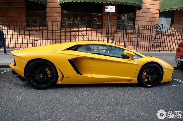 Lamborghini Aventador LP 700-4.  -  V12 (6498 )  - 700 ..  8250 ... - 2