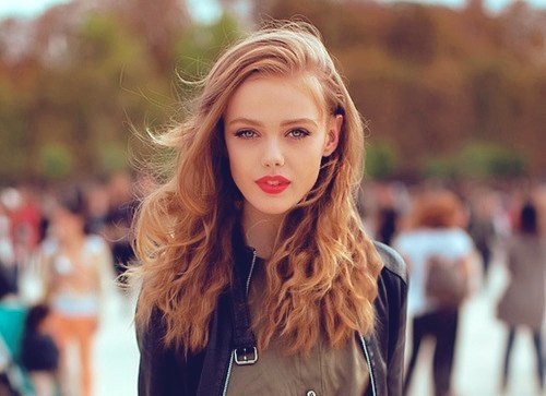 Да почему я Вас должна хотеть?! Ну, назовите хоть одну причину, От страсти млеть, в глаза смотреть, ...