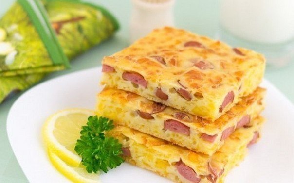 Пирог с сыром и сосисками.Ингредиенты:- 250 мл кефира- 150 г муки- 2 яйца- 200 г сыра- 200 г сосисок ...