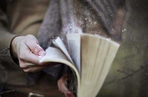 Рекламируют всё: сигареты, шампуни, машины, алкоголь. почему никто не рекламирует книги?