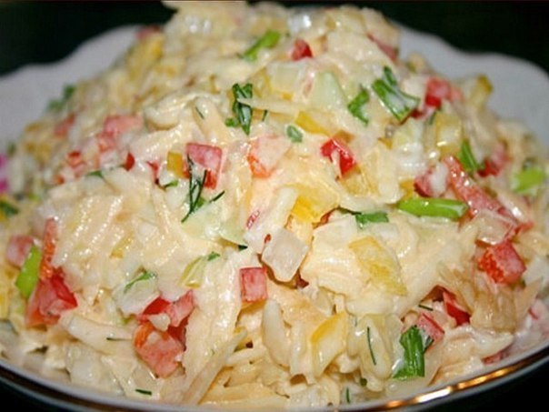 Салат Леди - очень вкусно! Ингредиенты: - 300 г куриного филе - 150 г огурцов - 150 г ...
