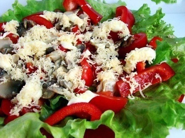 Супер вкусный диетический салат. Ингредиенты: Шампиньоны 150 г, сок лимонный 1 ч. л., перец ...