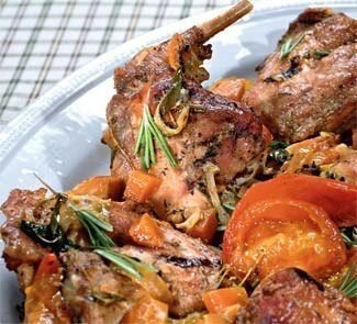 Курица, тушенная с помидорами.На 100г - 149ккал 1 кг куриных бедрышек (или голени, крыльев, филе) ...