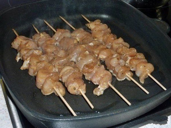 Шашлык из курицы в духовке.Ингредиенты:Филе курицы — 2 шт.Растительное масло — 2 ст. л.Чеснок — 2 ... - 4