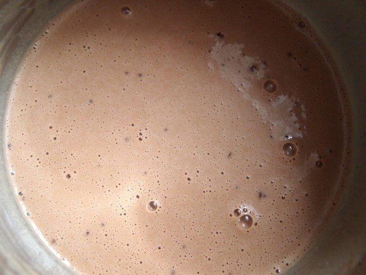 Блинные рулетики с ванильным соусом.ИнгредиентыЯйца куриные - 2 шт.Сахар - 1 ст.л.Молоко коровье - ... - 9