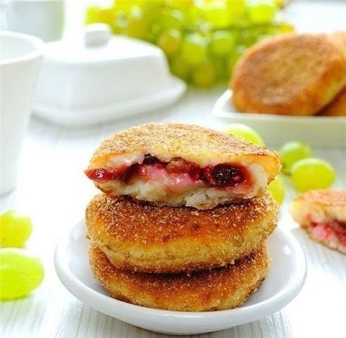 Сырники по-киевски.Ингредиенты:Творог — 400 гЯйцо — 1 шт.Сахар — 0.5 ст. л.Соль — щепоткаВанилин — ...