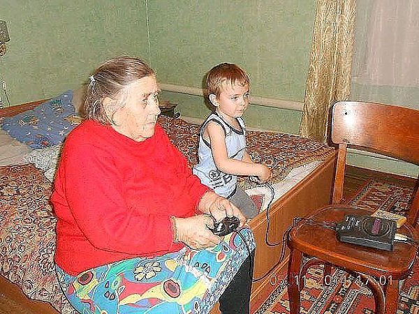 Зашла тихонько в дом и увидела такую картину)) Сынок с прабабушкой