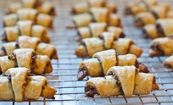 Рогалики с орешками и изюмом.Ингредиенты:белый сахар 2 ст. л.грецкие орехи 1 стаканизюм 1/2 ... - 2