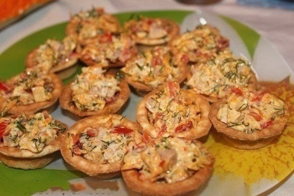 арталетки с копченой курицей.Ингредиенты на 6 тарталеток:1 копченый куриный окорочок;1 сладкий ...