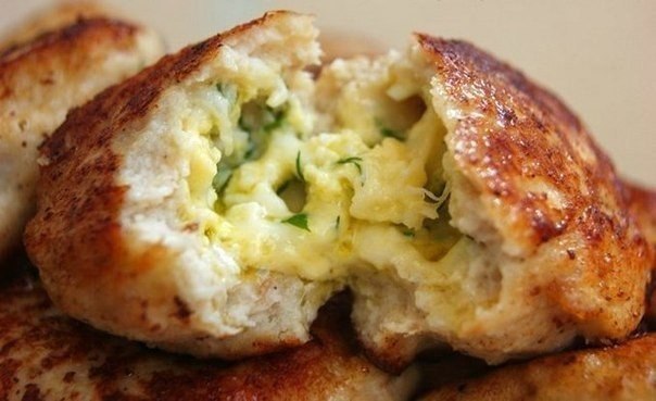 Котлеты с очень вкусной начинкой.Ингредиенты для фарша:500 гр куриного фарша1 луковица1-2 зубчика ...