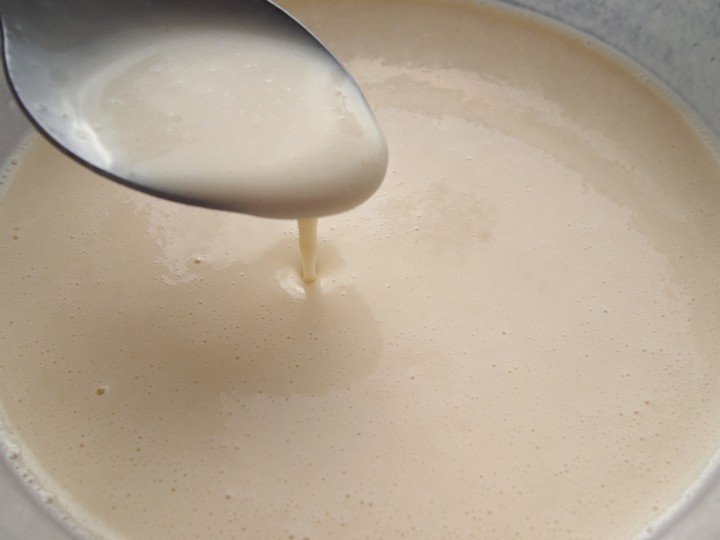 Блинные рулетики с ванильным соусом.ИнгредиентыЯйца куриные - 2 шт.Сахар - 1 ст.л.Молоко коровье - ... - 5
