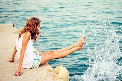 Заходишь в солёное море по грудь, И чувствуешь, сколько царапин на теле. А если бы душу в него ...