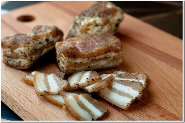 Вкуснейшее сало.Ингредиенты:600 г сала (или грудинки)48 г соли (8% от сала)5 лавровых листа5 ягод ...