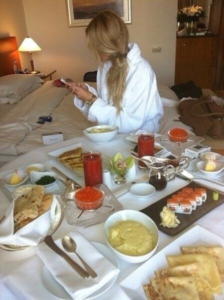 почему первый вопрос у парней: “парень есть?”.хоть бы один спросил: “кушать хочешь?"