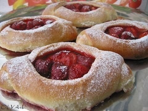 Булочки с клубникой.Ингредиенты:тесто200 мл. теплого молока1 чайная ложка с горкой сухих дрожжей (я ...