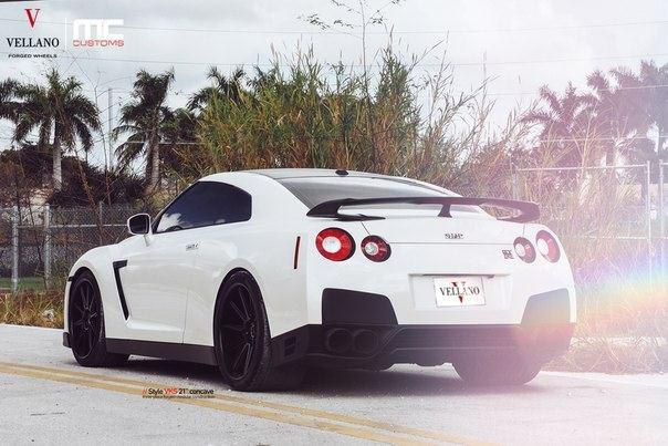 Nissan GT-R on Vellano Forged Wheels.