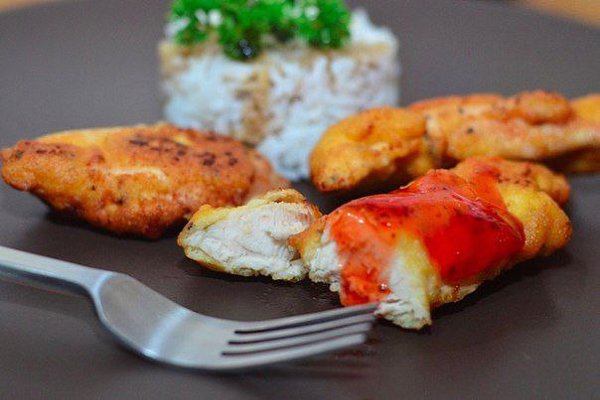 Куриное филе в кляре.Ингредиенты:Куриное филе - 500 гСоль по вкусуПерец по вкусуМасло растительное ... - 8
