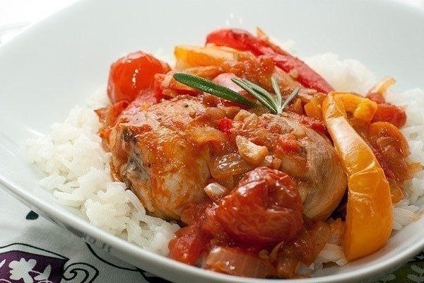 Курица запеченная с овощами.Ингредиенты:Куриная голень 800 грРастительное масло 30 млСоль ч. ...