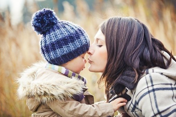 Ребёнок — это единственный человек, которому всё равно: толстая ты или худая, красивая или нет. Он ...