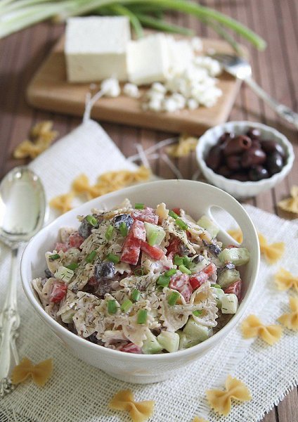 Греческий салат с макаронами.Ингредиенты:200-250 г пасты (в оригинале фарфалле (бантики))1 огурец, ...