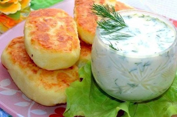 Картофельные оладьи с сыром. Вкусные и нежные оладьи получаются из отварного картофеля с сыром! Вам ...