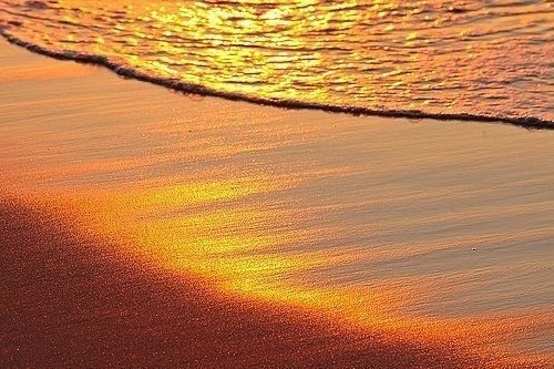 А лето пахнет дымом от мангала... малиной,морем,проливным дождем... черешней спелой,кремом для ...