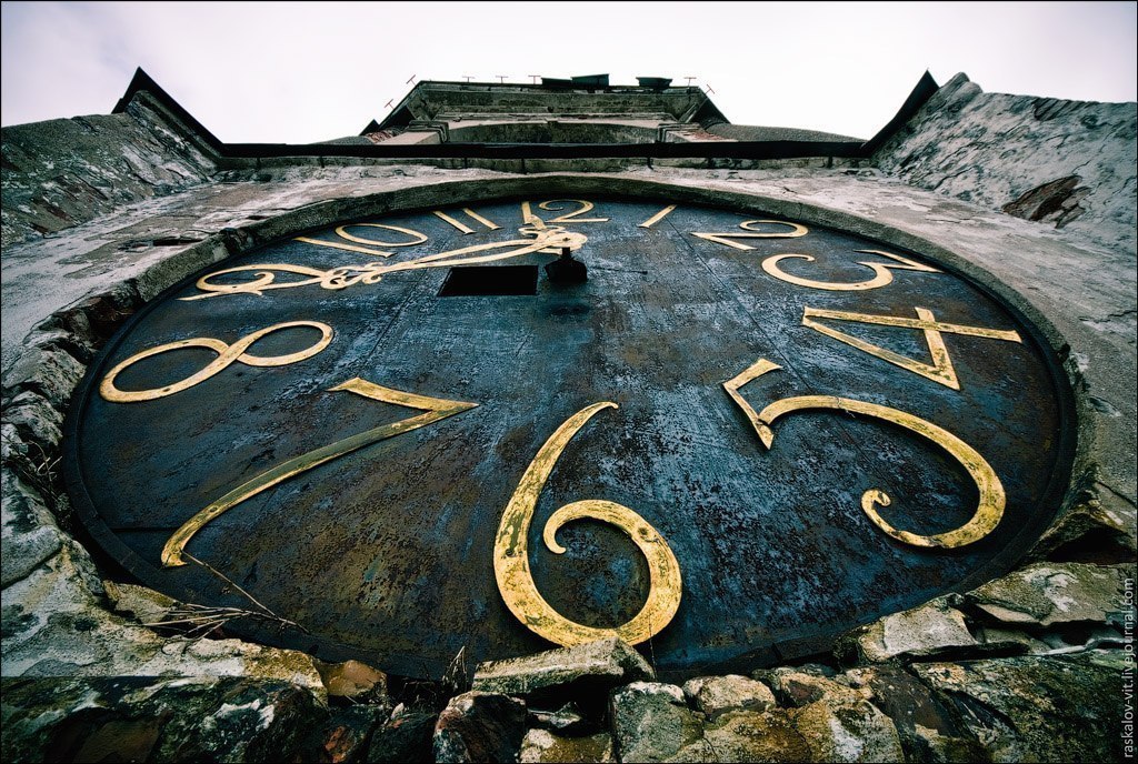 Часовая башня Выборг. Круглая часовая башня. Знаки на башнях круглые Калининград.