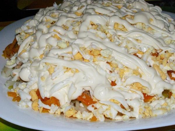 Салат Печень под шубой с яблоками и сыром.Ингредиенты: - печень (говяжья) отварная - 250-300 гр.- ...