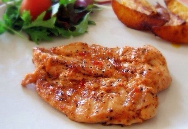 Запеченные куриные грудки со сливочным соусом.Ингредиенты:4 куриных грудкичетверть стакана ...