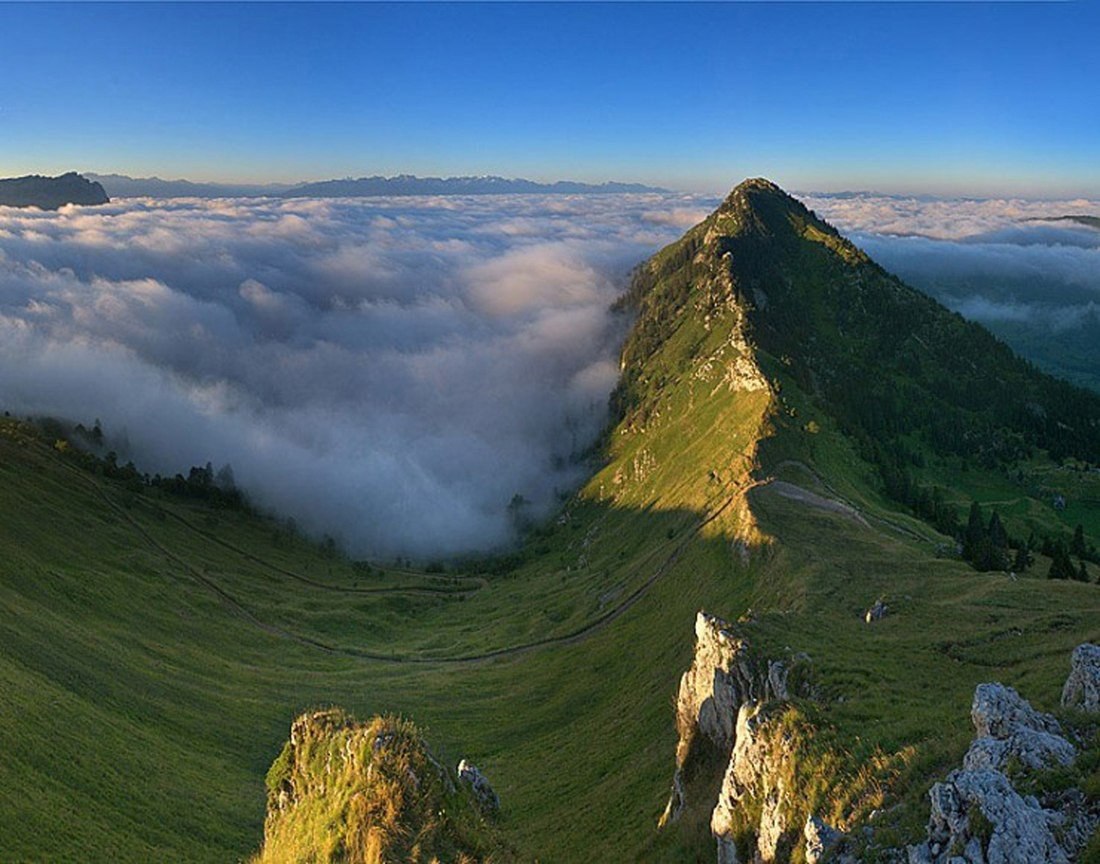 Смешная гора. Сильная природа. Прикольные картинки про горы. Приколы в горах фото. Смешные картинки про горы.