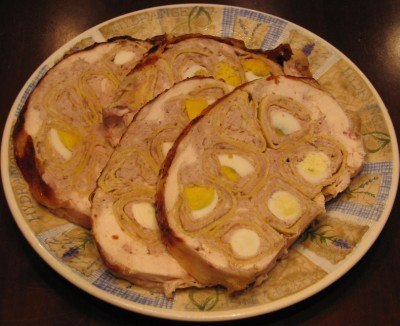 Курица, фаршированная блинами, свининой и яйцами.Ингредиенты:- 1 курица- 6 тонких блинчиков- 500 г ... - 6