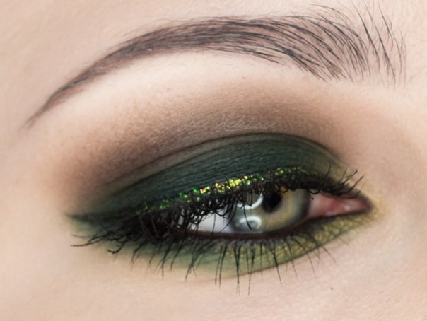 Болотные тени. Макияж в зеленых оттенках. Макияж с зелеными тенями. Новогодний макияж для зеленых глаз. Макияж с зелеными тенями для зеленых глаз.