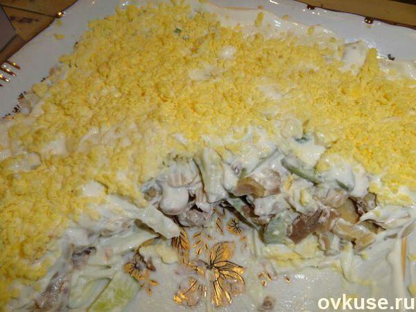 Салат из куриного филе, свежих огурцов и консервированных шампиньонов. на 100 грамм - 113.25 ккал ...