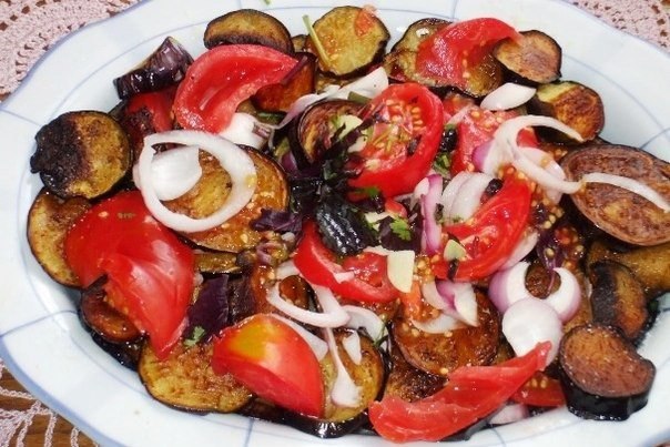Баклажановая закуска со свежими овощами.Калорийность: 70ккал/100гБелки: 1г/100гЖиры: ...