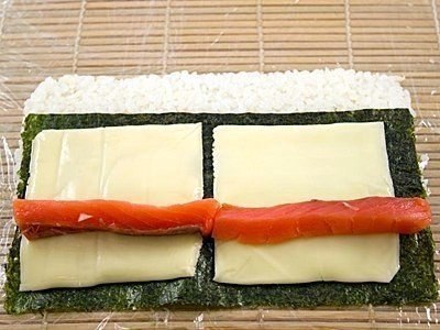 Роллы с семгой и креветками.Ингредиенты:- 300 грамм риса (готового для суши)- семга или лосось- ... - 3