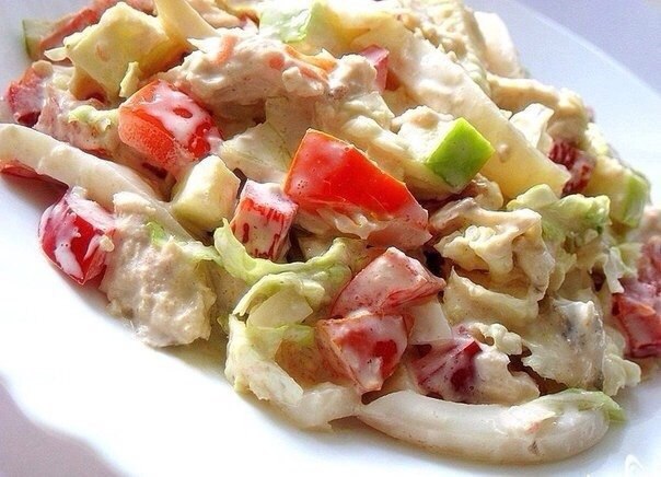 Салат с пекинской капустой, курицей и кальмарами. 87ккал на 100г. Состав: Отварное куриное филе – ...