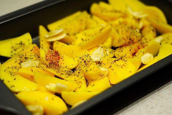 Курица, маринованная в кефире, запечённая с картофелем с травами и чесноком.Время приготовления - 50 ... - 5